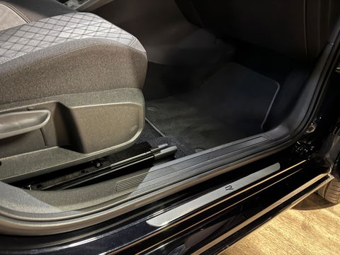 Volkswagen Taigo 1.5 TSI R-Line PANO KEYLESS BLINDSPOT