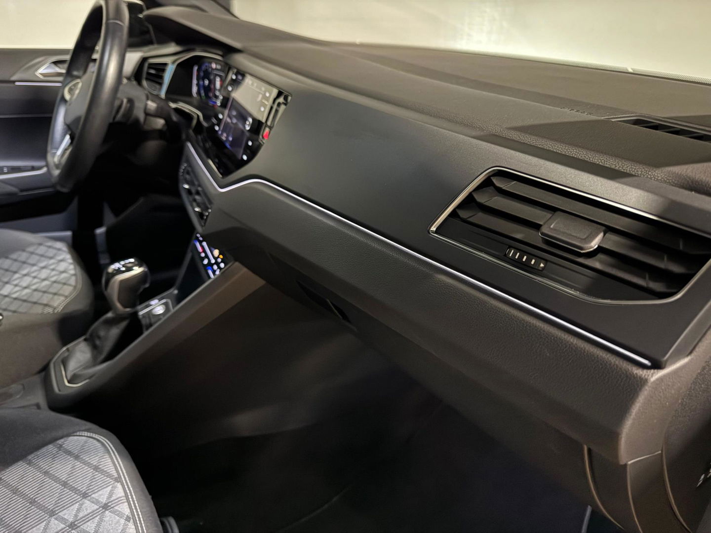 Volkswagen Taigo 1.5 TSI R-Line PANO KEYLESS BLINDSPOT