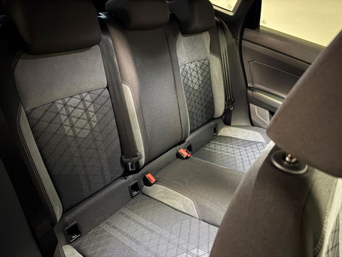 Volkswagen Taigo 1.5 TSI R-Line PANO KEYLESS BLINDSPOT