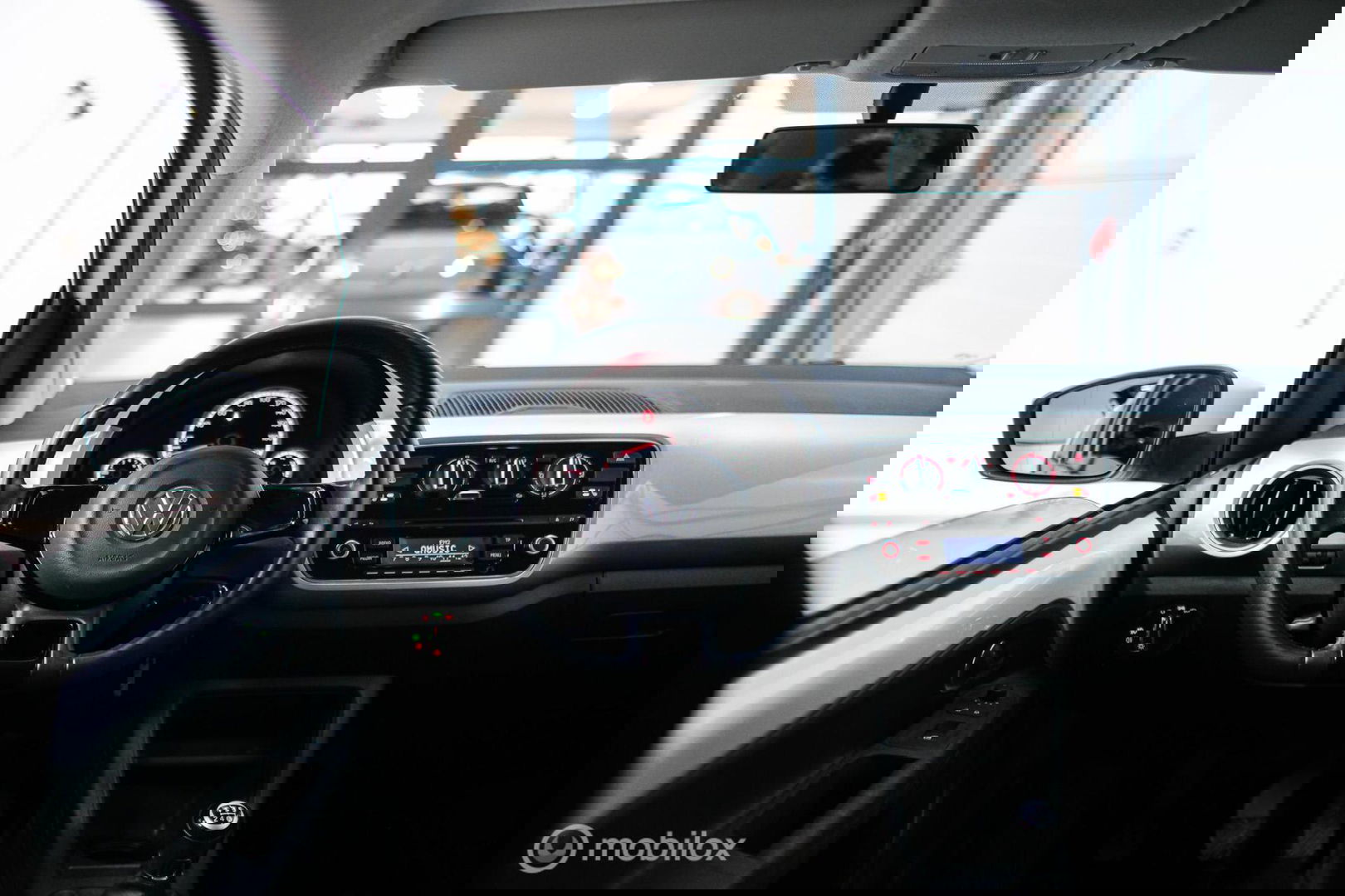 Volkswagen up! 1.0 high up! | Stoelverwarming | Cruise | Mistlampen | LMV | Parkeersensoren | Getint glas | Rijklaar |