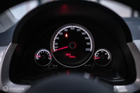 Volkswagen up! 1.0 high up! | Stoelverwarming | Cruise | Mistlampen | LMV | Parkeersensoren | Getint glas | Rijklaar |