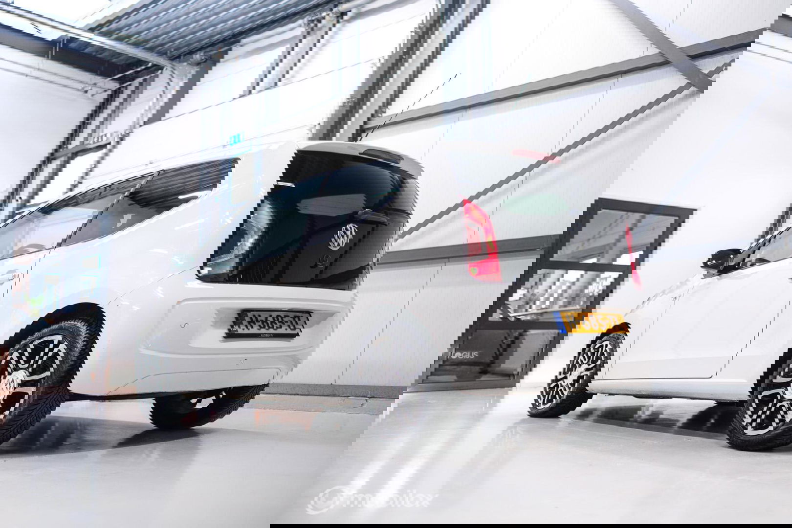 Volkswagen up! 1.0 high up! | Stoelverwarming | Cruise | Mistlampen | LMV | Parkeersensoren | Getint glas | Rijklaar |