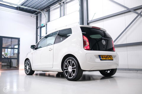 Volkswagen up! 1.0 high up! | Stoelverwarming | Cruise | Mistlampen | LMV | Parkeersensoren | Getint glas | Rijklaar |
