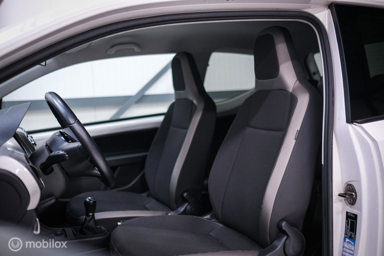 Volkswagen up! 1.0 high up! | Stoelverwarming | Cruise | Mistlampen | LMV | Parkeersensoren | Getint glas | Rijklaar |