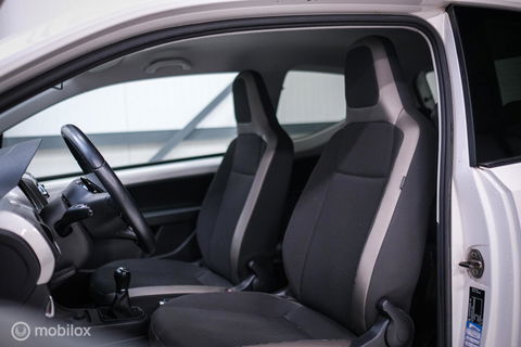 Volkswagen up! 1.0 high up! | Stoelverwarming | Cruise | Mistlampen | LMV | Parkeersensoren | Getint glas | Rijklaar |