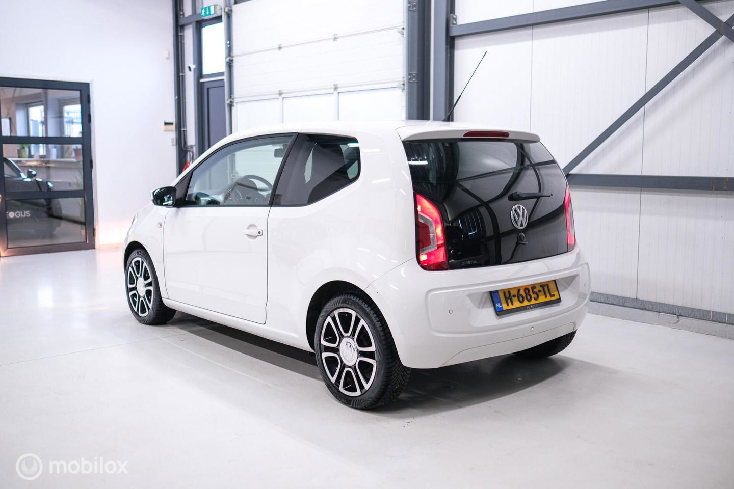 Volkswagen up! 1.0 high up! | Stoelverwarming | Cruise | Mistlampen | LMV | Parkeersensoren | Getint glas | Rijklaar |