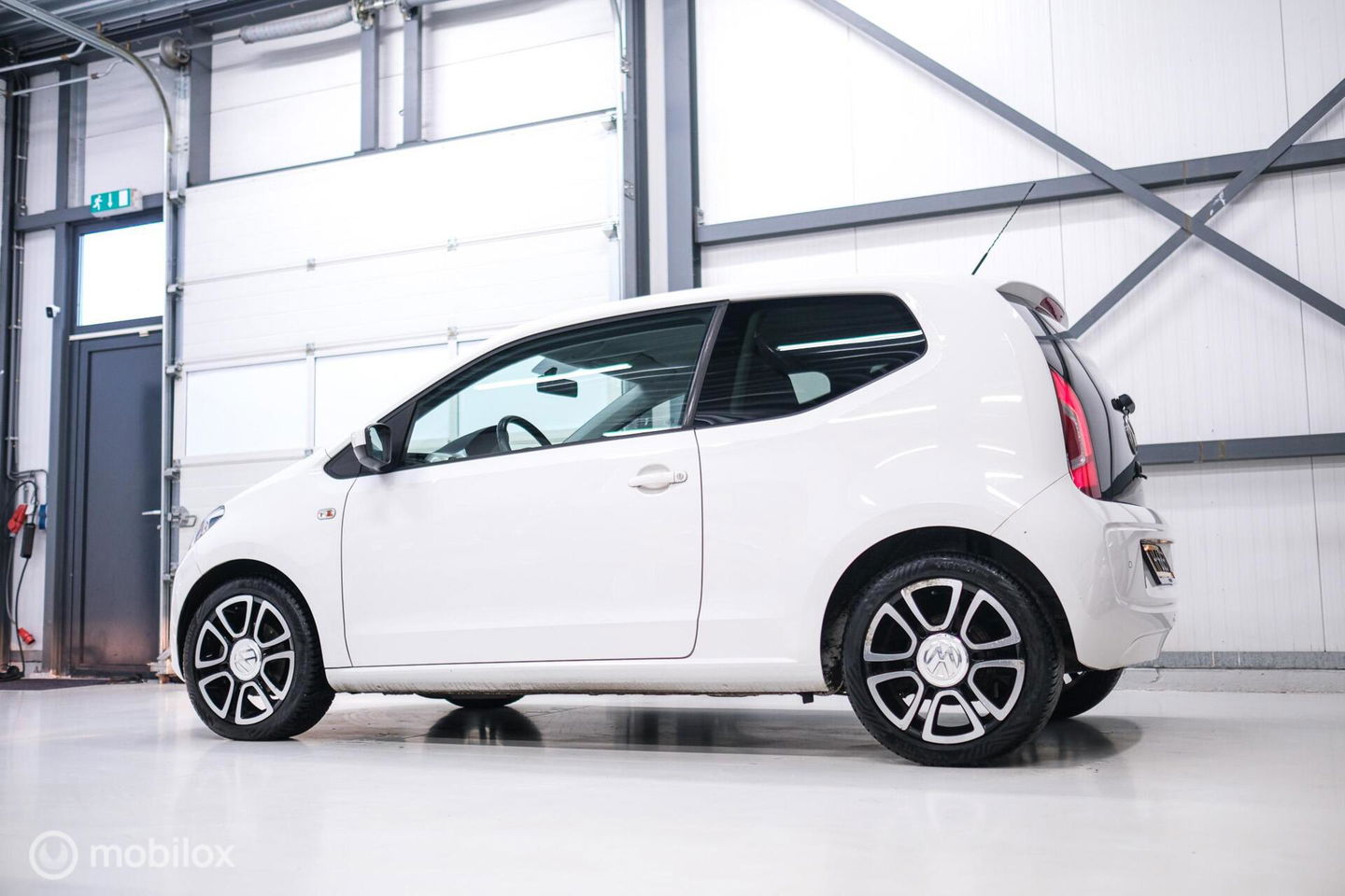 Volkswagen up! 1.0 high up! | Stoelverwarming | Cruise | Mistlampen | LMV | Parkeersensoren | Getint glas | Rijklaar |