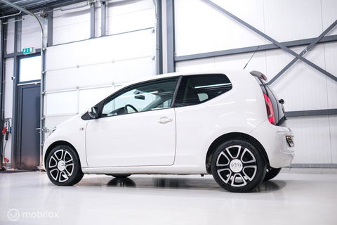 Volkswagen up! 1.0 high up! | Stoelverwarming | Cruise | Mistlampen | LMV | Parkeersensoren | Getint glas | Rijklaar |