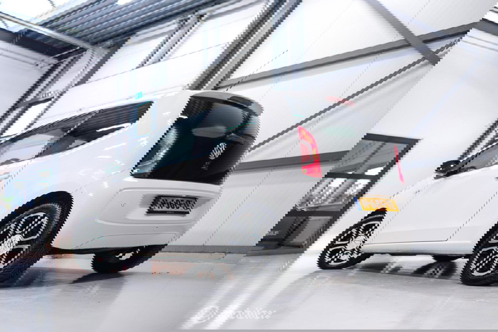 Volkswagen up! 1.0 high up! | Stoelverwarming | Cruise | Mistlampen | LMV | Parkeersensoren | Getint glas | Rijklaar |