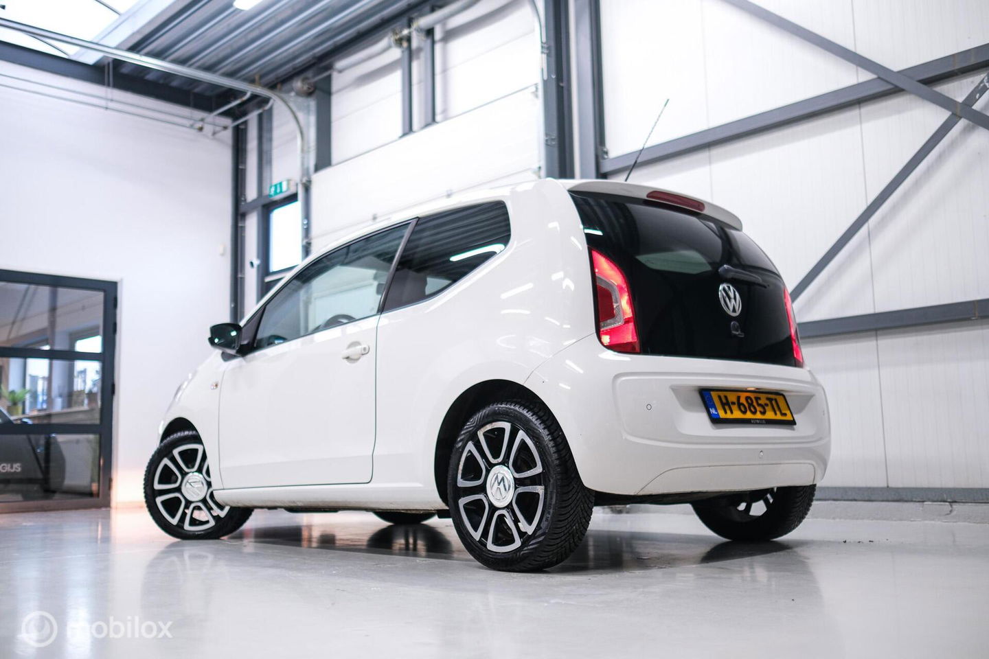 Volkswagen up! 1.0 high up! | Stoelverwarming | Cruise | Mistlampen | LMV | Parkeersensoren | Getint glas | Rijklaar |