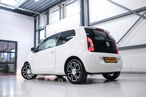 Volkswagen up! 1.0 high up! | Stoelverwarming | Cruise | Mistlampen | LMV | Parkeersensoren | Getint glas | Rijklaar |