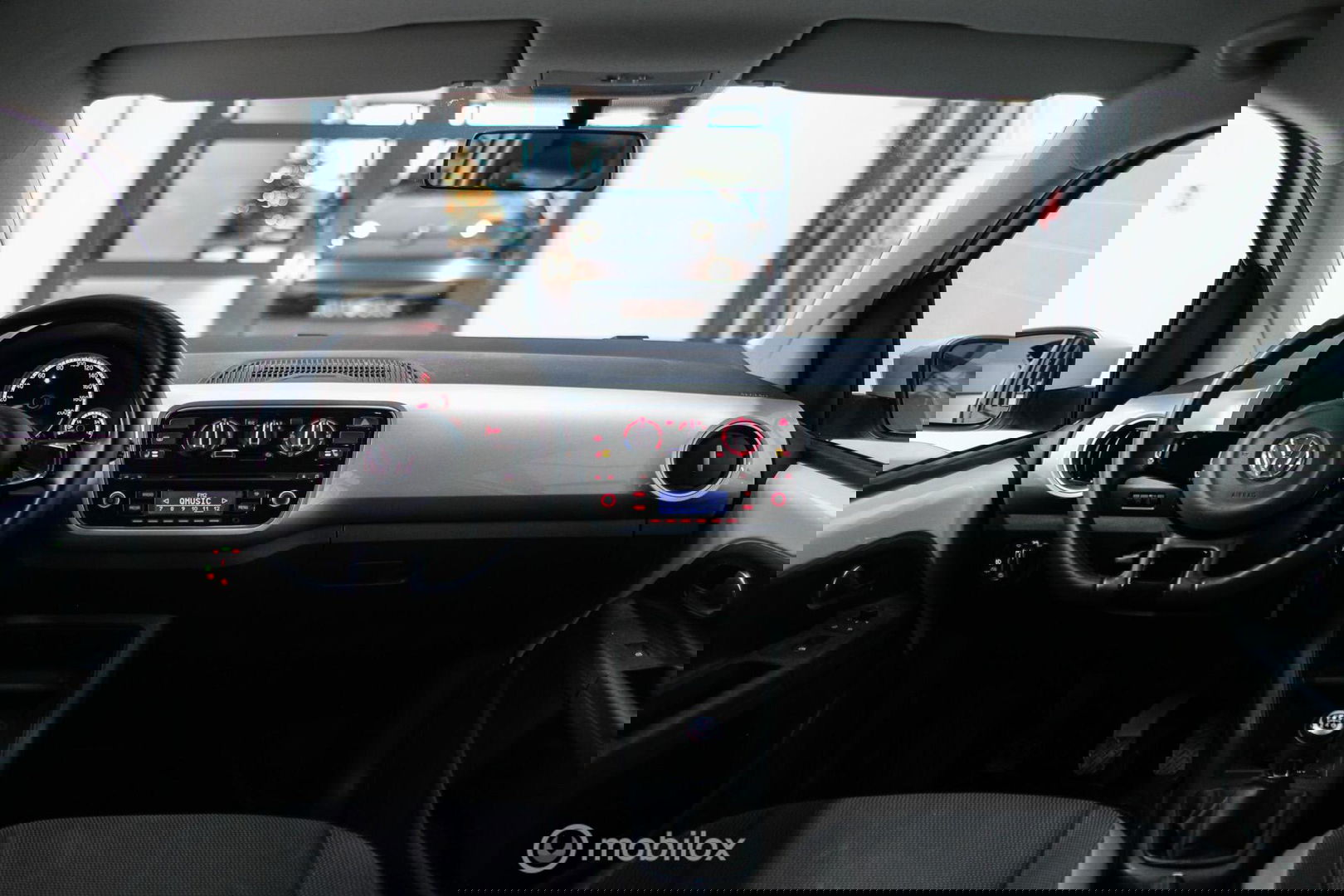 Volkswagen up! 1.0 high up! | Stoelverwarming | Cruise | Mistlampen | LMV | Parkeersensoren | Getint glas | Rijklaar |