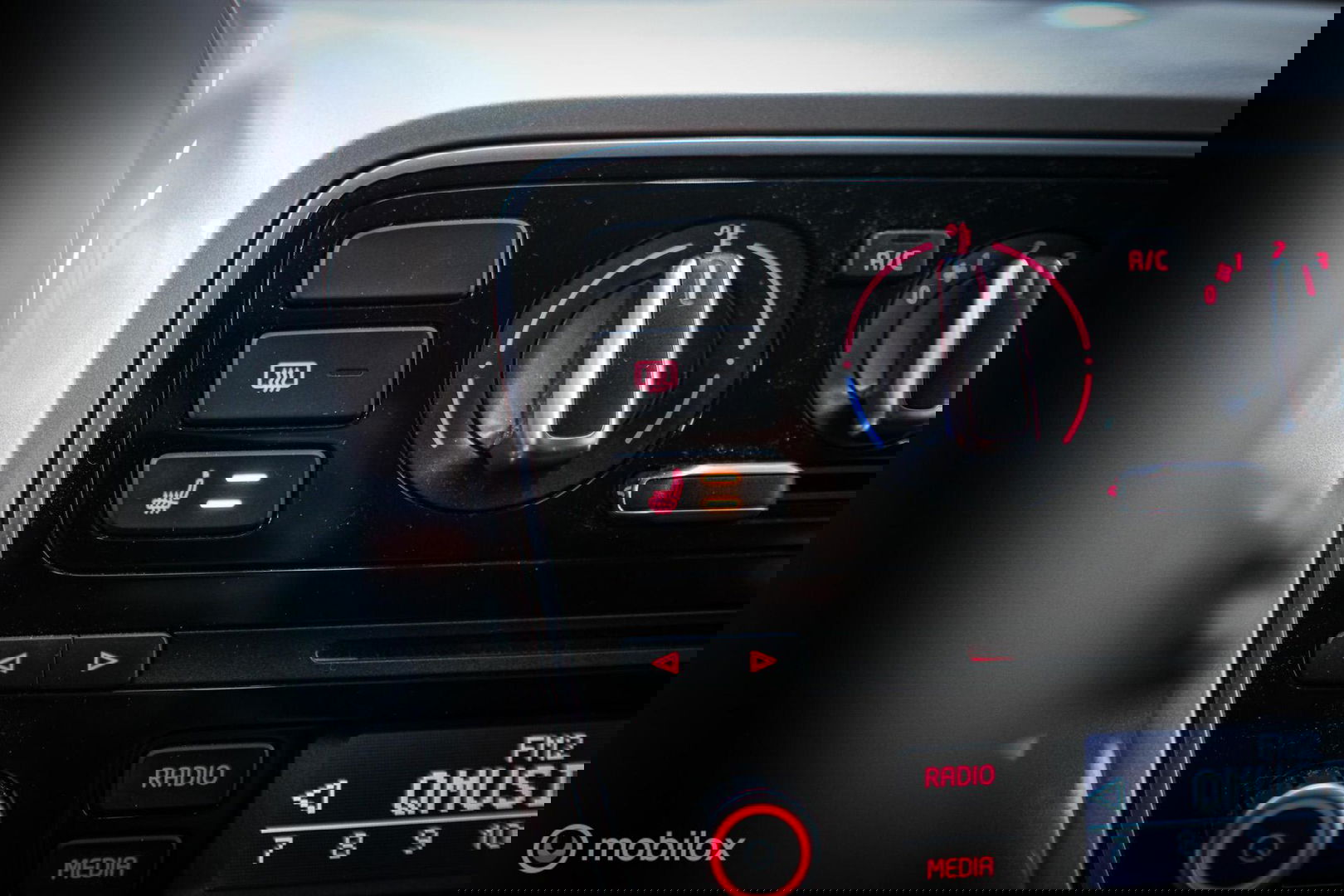 Volkswagen up! 1.0 high up! | Stoelverwarming | Cruise | Mistlampen | LMV | Parkeersensoren | Getint glas | Rijklaar |