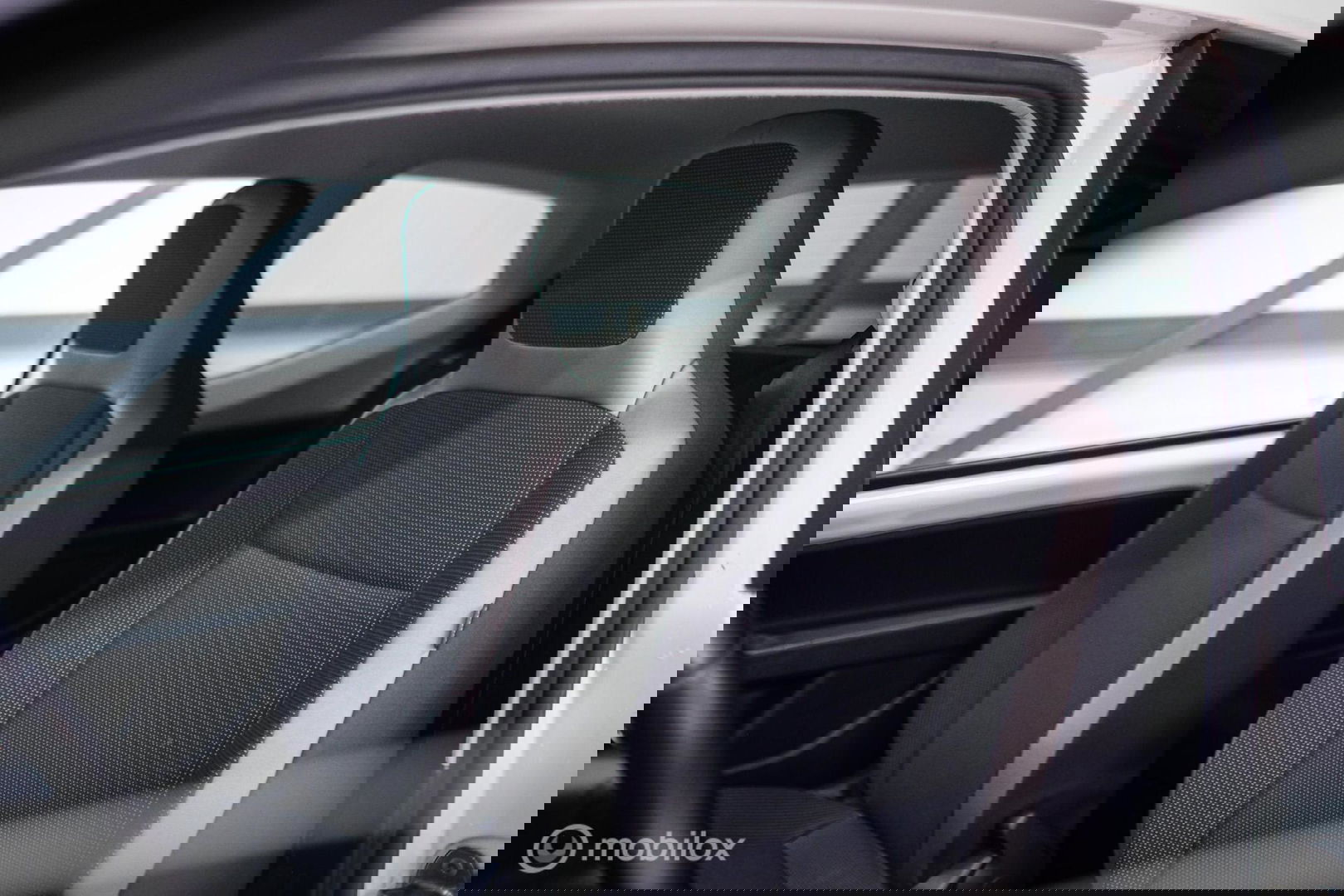 Volkswagen up! 1.0 high up! | Stoelverwarming | Cruise | Mistlampen | LMV | Parkeersensoren | Getint glas | Rijklaar |