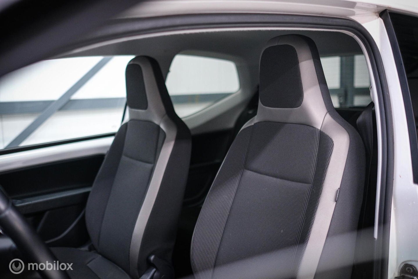 Volkswagen up! 1.0 high up! | Stoelverwarming | Cruise | Mistlampen | LMV | Parkeersensoren | Getint glas | Rijklaar |