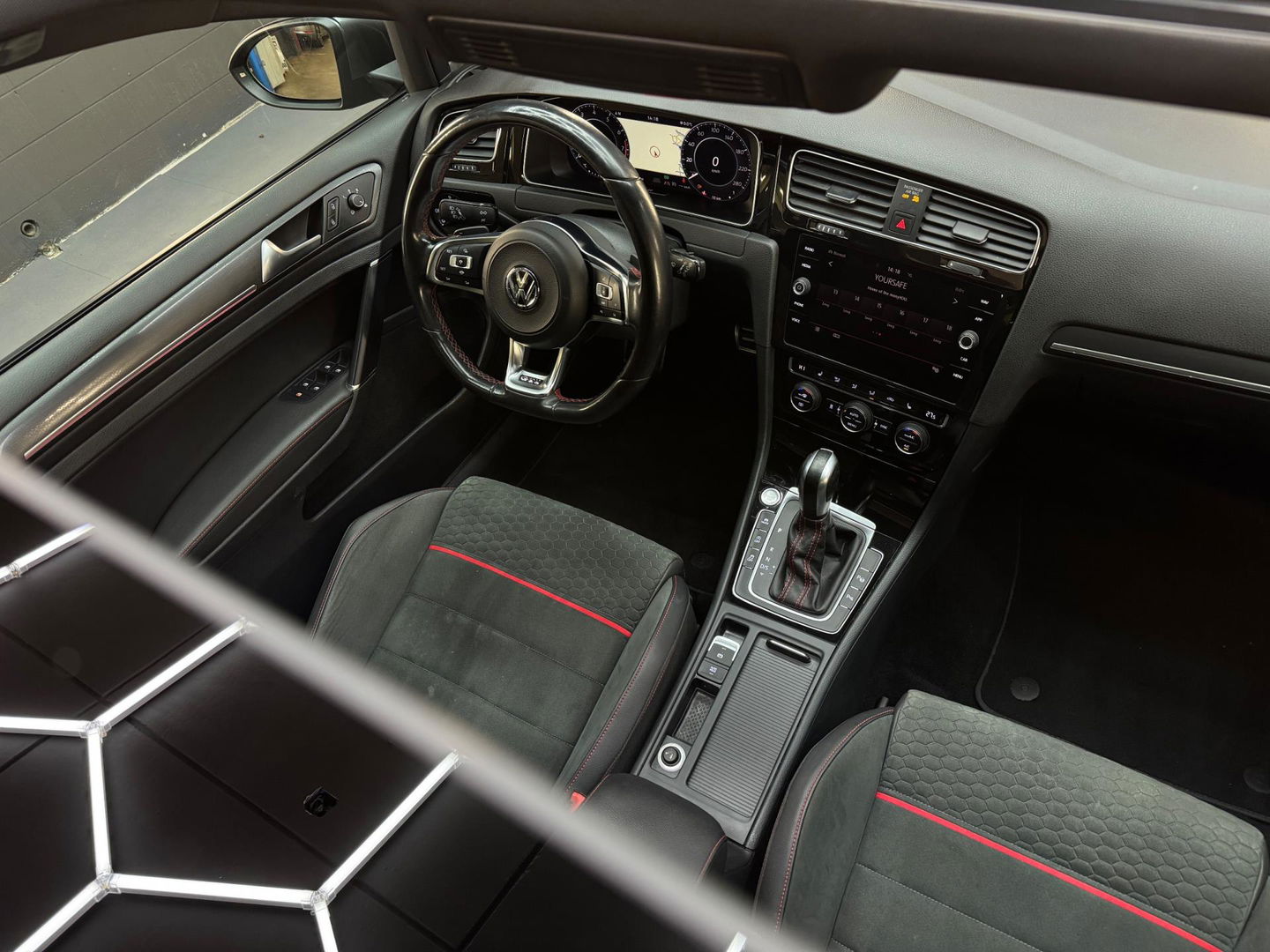 Volkswagen Golf 2.0 TSI GTI Performance Pano|Dynaudio|Keyless|Dodehoek|ACC|Lane Assist|Camera|ParkPilot|Standkachel|Sfeer|Stoelver