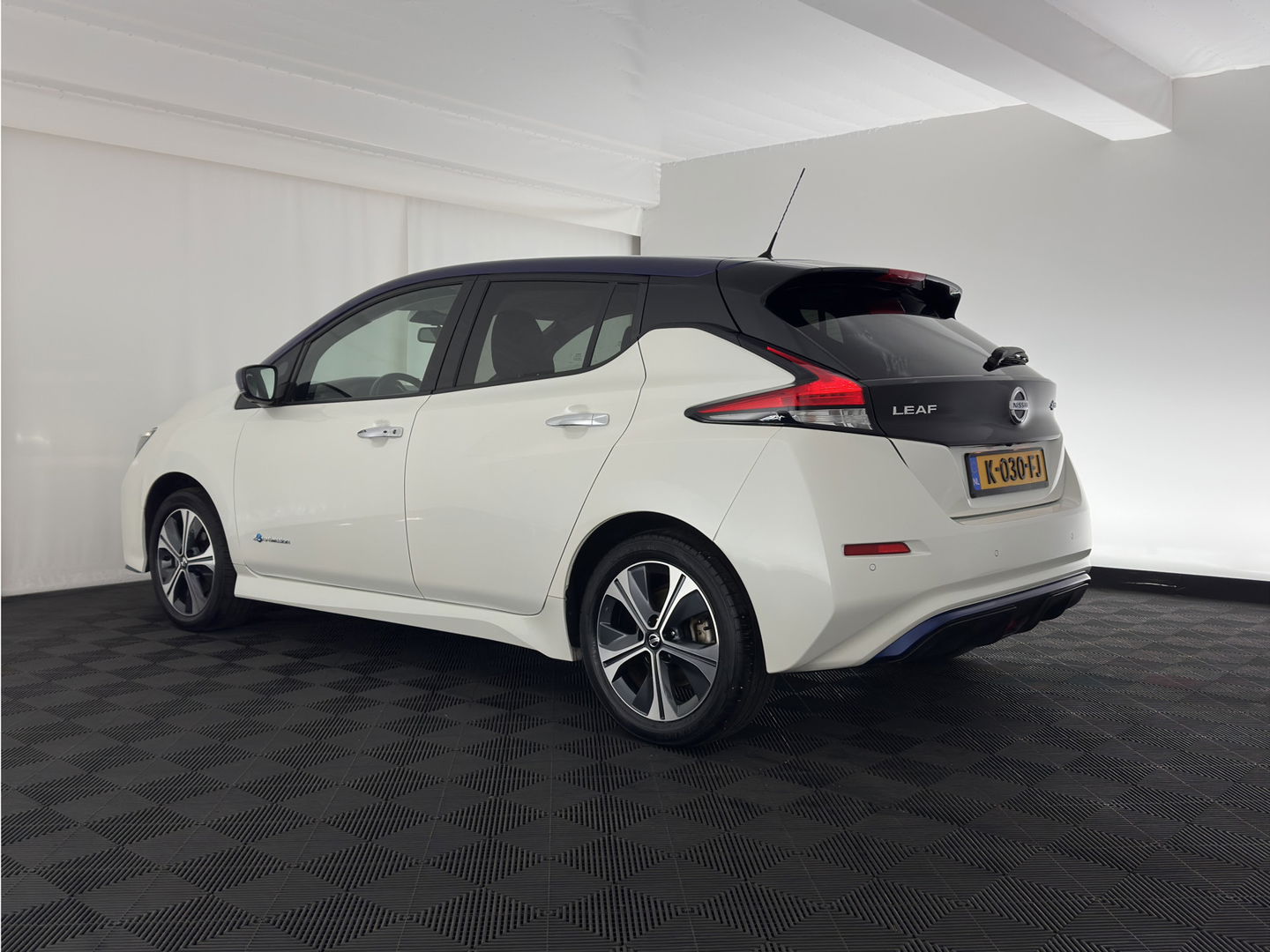 Nissan Leaf e+ Tekna 62 kWh {SOH-95%} (INCL-BTW) *Aut.*LEATHER-MICROFIBRE | FULL-LED | ADAPTIVE-CRUISE | BOSE-AUDIO | TOP-VIEW | DAB | KEYLESS | NAVI-FULLMAP | DAB | HEATED-COMFORTSEATS | BLIND-SPOT | PRIVACY-GLASS | 17''ALU*