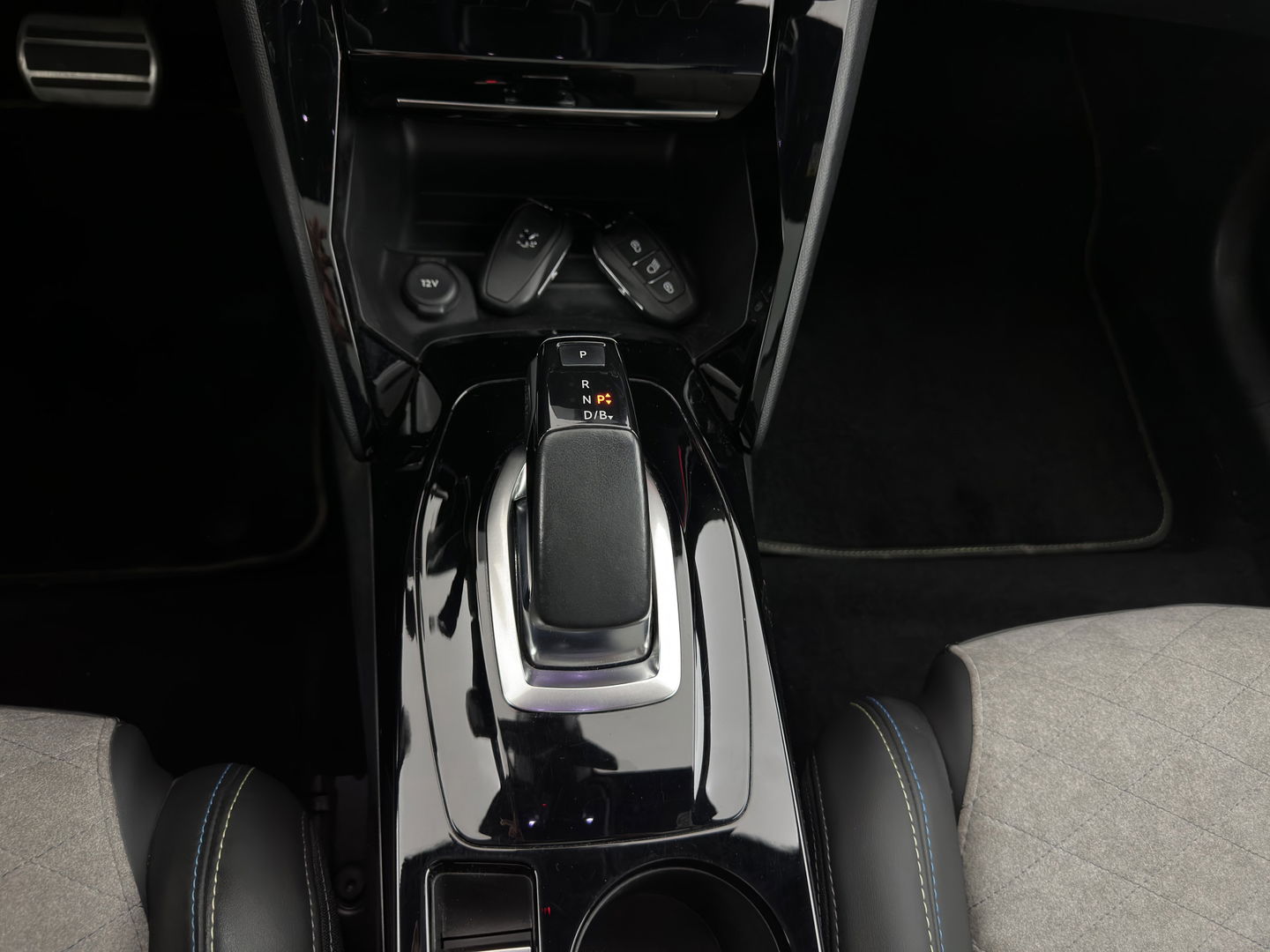 Peugeot e-208 EV GT 350 50 kWh [ 3-Fase ] {SOH-100%} (INCL-BTW) *PANO | FULL-LED | DIGI-COCKPIT | BLINDSPOT | CAMERA | LEATHER-ALCANTARA | AMBIENT-LIGHT | NAVI-FULLMAP | LANE-ASSIST | KEYLESS | DAB | CCS-FASTLOADER | HEATED-SPORTSEATS | 17"ALU*