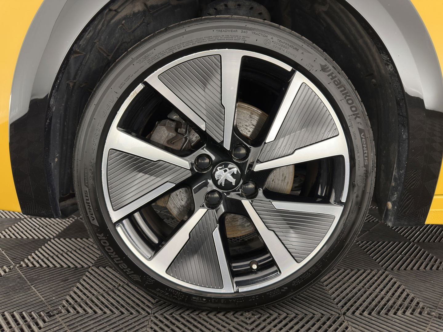 Peugeot e-208 EV GT 350 50 kWh [ 3-Fase ] {SOH-100%} (INCL-BTW) *PANO | FULL-LED | DIGI-COCKPIT | BLINDSPOT | CAMERA | LEATHER-ALCANTARA | AMBIENT-LIGHT | NAVI-FULLMAP | LANE-ASSIST | KEYLESS | DAB | CCS-FASTLOADER | HEATED-SPORTSEATS | 17"ALU*