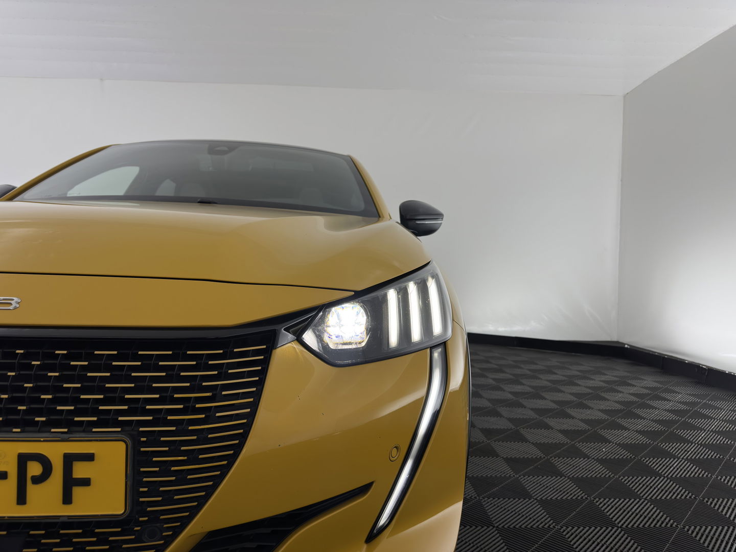 Peugeot e-208 EV GT 350 50 kWh [ 3-Fase ] {SOH-100%} (INCL-BTW) *PANO | FULL-LED | DIGI-COCKPIT | BLINDSPOT | CAMERA | LEATHER-ALCANTARA | AMBIENT-LIGHT | NAVI-FULLMAP | LANE-ASSIST | KEYLESS | DAB | CCS-FASTLOADER | HEATED-SPORTSEATS | 17"ALU*