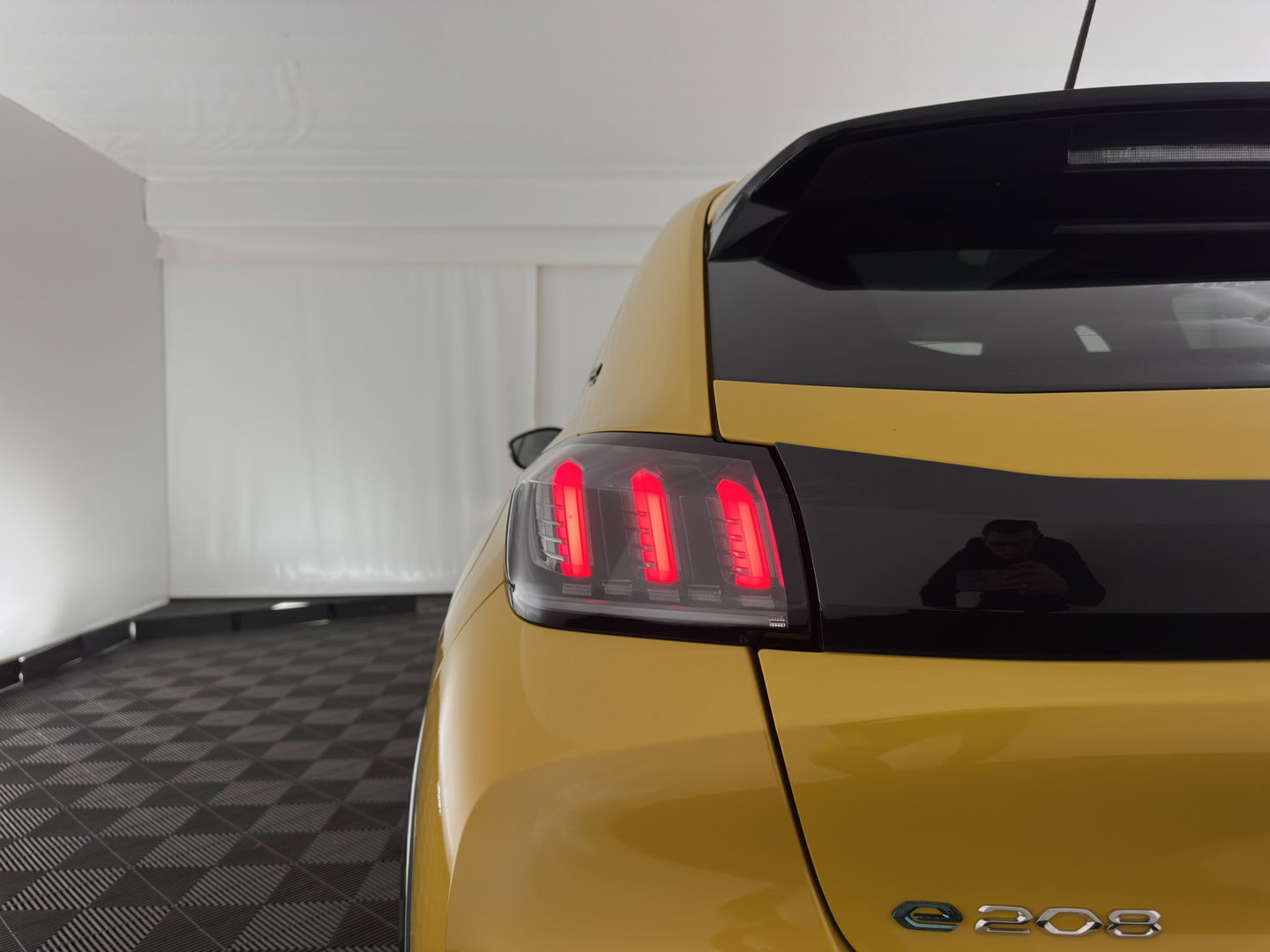 Peugeot e-208 EV GT 350 50 kWh [ 3-Fase ] {SOH-100%} (INCL-BTW) *PANO | FULL-LED | DIGI-COCKPIT | BLINDSPOT | CAMERA | LEATHER-ALCANTARA | AMBIENT-LIGHT | NAVI-FULLMAP | LANE-ASSIST | KEYLESS | DAB | CCS-FASTLOADER | HEATED-SPORTSEATS | 17"ALU*