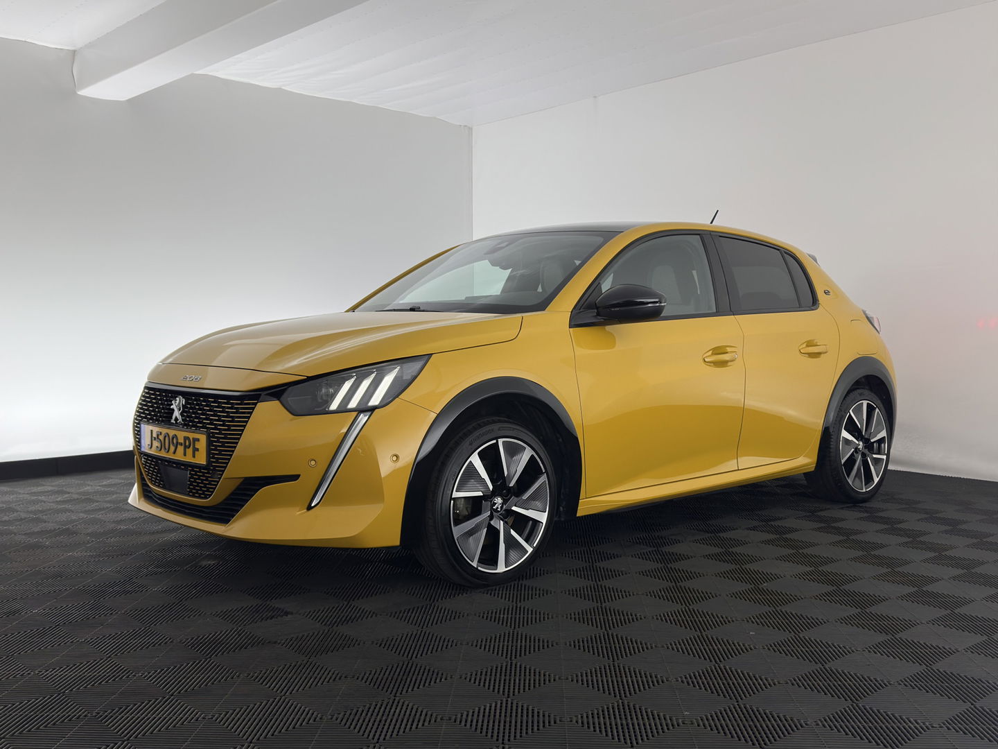 Peugeot e-208 EV GT 350 50 kWh [ 3-Fase ] {SOH-100%} (INCL-BTW) *PANO | FULL-LED | DIGI-COCKPIT | BLINDSPOT | CAMERA | LEATHER-ALCANTARA | AMBIENT-LIGHT | NAVI-FULLMAP | LANE-ASSIST | KEYLESS | DAB | CCS-FASTLOADER | HEATED-SPORTSEATS | 17"ALU*