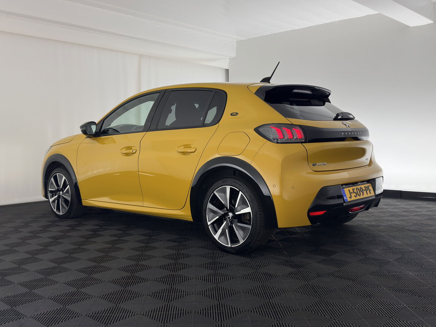 Peugeot e-208 EV GT 350 50 kWh [ 3-Fase ] {SOH-100%} (INCL-BTW) *PANO | FULL-LED | DIGI-COCKPIT | BLINDSPOT | CAMERA | LEATHER-ALCANTARA | AMBIENT-LIGHT | NAVI-FULLMAP | LANE-ASSIST | KEYLESS | DAB | CCS-FASTLOADER | HEATED-SPORTSEATS | 17"ALU*