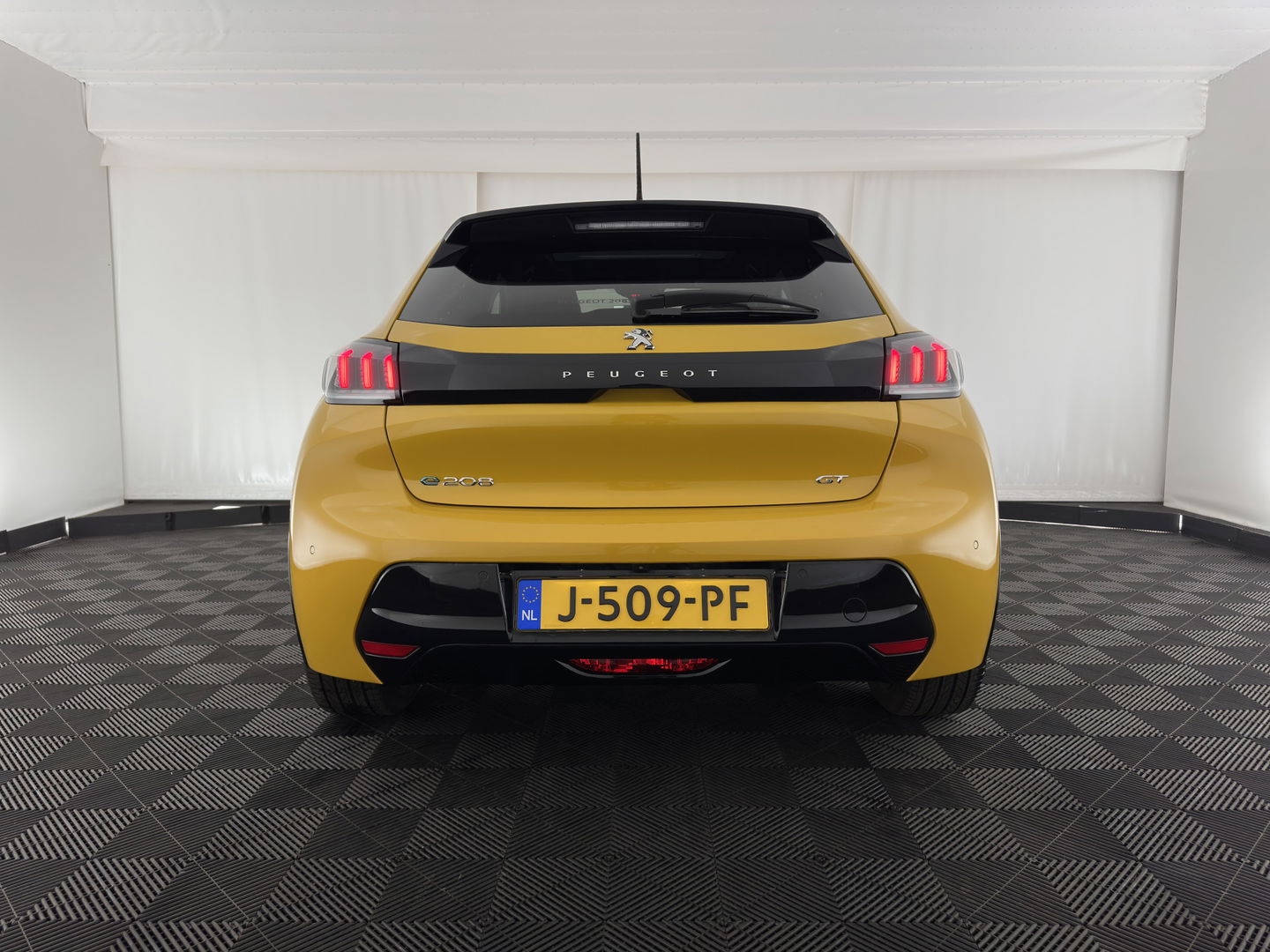 Peugeot e-208 EV GT 350 50 kWh [ 3-Fase ] {SOH-100%} (INCL-BTW) *PANO | FULL-LED | DIGI-COCKPIT | BLINDSPOT | CAMERA | LEATHER-ALCANTARA | AMBIENT-LIGHT | NAVI-FULLMAP | LANE-ASSIST | KEYLESS | DAB | CCS-FASTLOADER | HEATED-SPORTSEATS | 17"ALU*