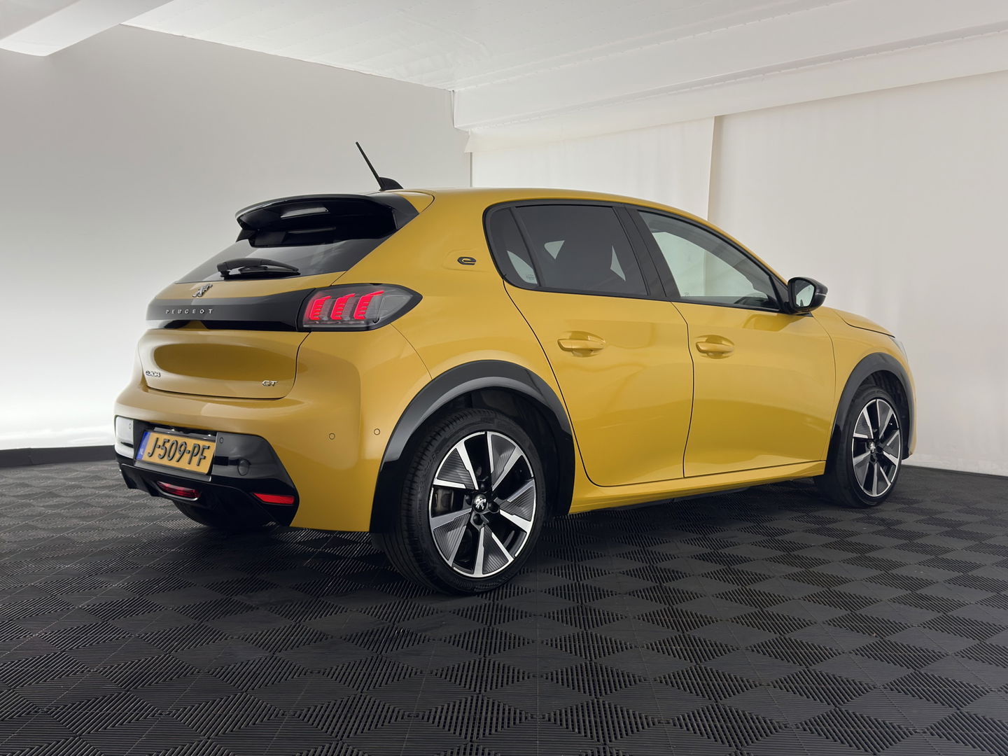 Peugeot e-208 EV GT 350 50 kWh [ 3-Fase ] {SOH-100%} (INCL-BTW) *PANO | FULL-LED | DIGI-COCKPIT | BLINDSPOT | CAMERA | LEATHER-ALCANTARA | AMBIENT-LIGHT | NAVI-FULLMAP | LANE-ASSIST | KEYLESS | DAB | CCS-FASTLOADER | HEATED-SPORTSEATS | 17"ALU*