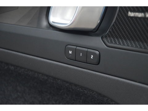 Volvo XC40 T4 Recharge R-Design | Trekhaak 1800KG | Stoel + Stuur Verwarmd | Harman/Kardon | Camera |