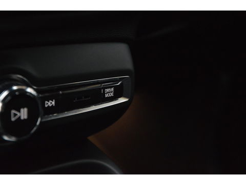 Volvo XC40 T4 Recharge R-Design | Trekhaak 1800KG | Stoel + Stuur Verwarmd | Harman/Kardon | Camera |