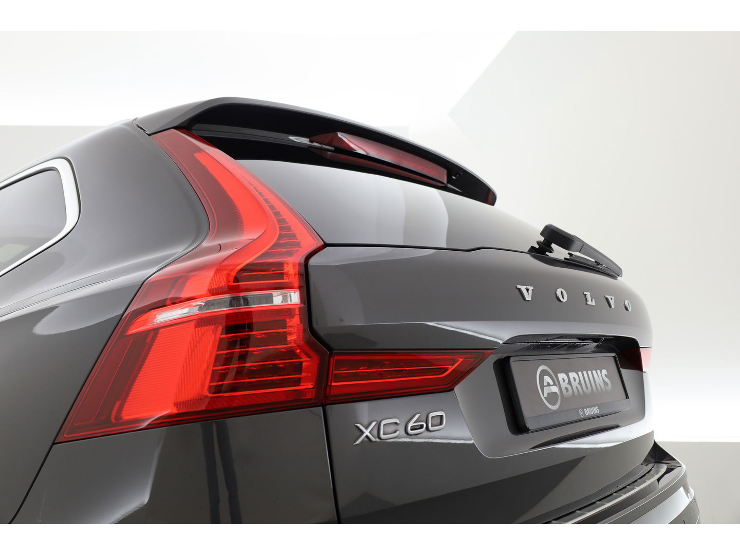 Volvo XC60 2.0 T6 Plug-in hybrid AWD Plus Bright | Long Range |Leer | Pano-dak | 360 camera | Trekhaak elek. | Stoel +  stuurverw. |