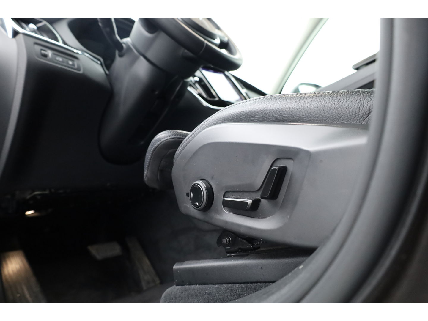 Volvo XC60 2.0 T6 Plug-in hybrid AWD Plus Bright | Long Range |Leer | Pano-dak | 360 camera | Trekhaak elek. | Stoel +  stuurverw. |