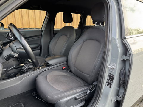 MINI Clubman 1.5 One Pepper Serious Business | Stoelverwarming | Keyless Go / Keyless Entry | Airconditioning | 17" Lichtmetaal | Parkeersensoren | Bluetooth | Isofix | Elektrische Ramen |