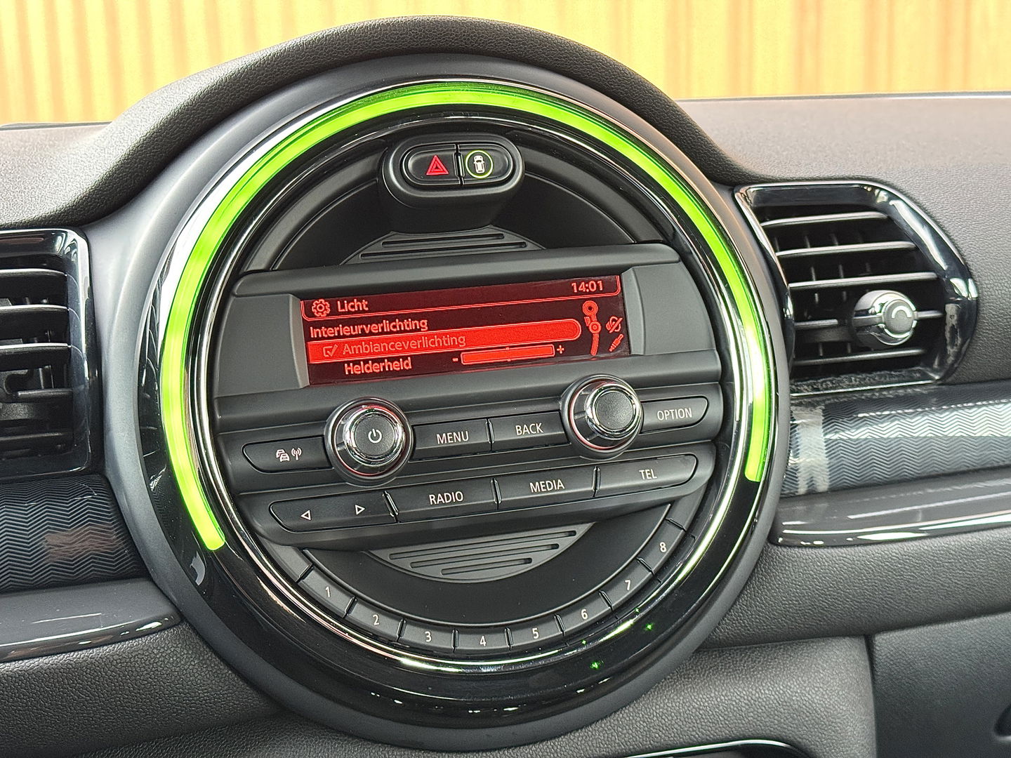 MINI Clubman 1.5 One Pepper Serious Business | Stoelverwarming | Keyless Go / Keyless Entry | Airconditioning | 17" Lichtmetaal | Parkeersensoren | Bluetooth | Isofix | Elektrische Ramen |