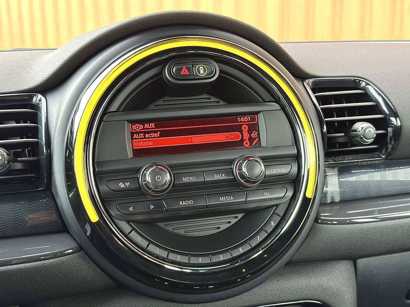 MINI Clubman 1.5 One Pepper Serious Business | Stoelverwarming | Keyless Go / Keyless Entry | Airconditioning | 17" Lichtmetaal | Parkeersensoren | Bluetooth | Isofix | Elektrische Ramen |