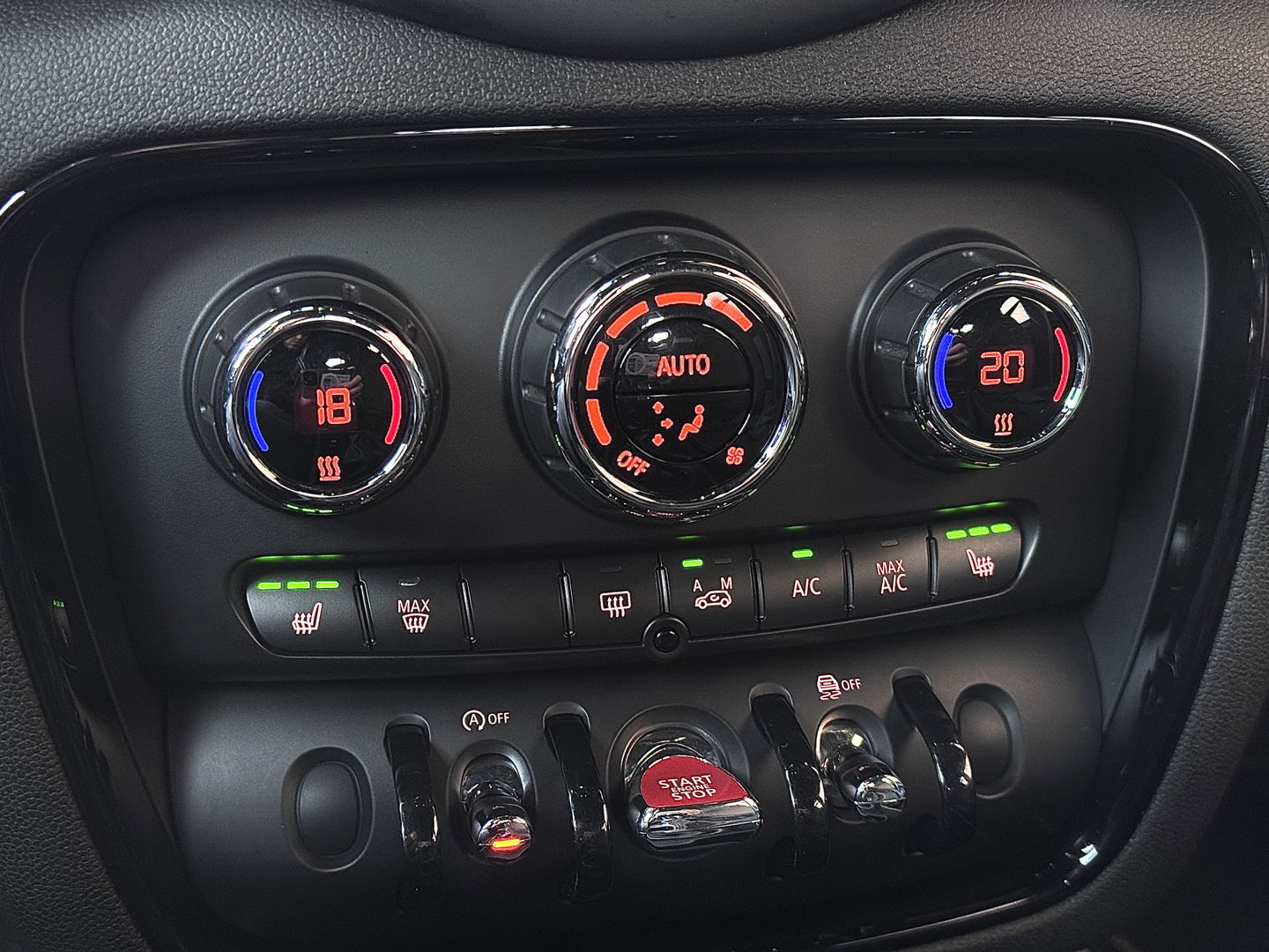 MINI Clubman 1.5 One Pepper Serious Business | Stoelverwarming | Keyless Go / Keyless Entry | Airconditioning | 17" Lichtmetaal | Parkeersensoren | Bluetooth | Isofix | Elektrische Ramen |