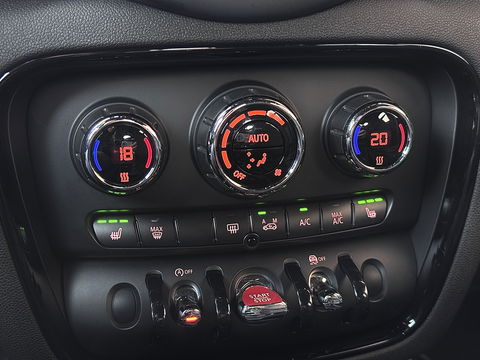 MINI Clubman 1.5 One Pepper Serious Business | Stoelverwarming | Keyless Go / Keyless Entry | Airconditioning | 17" Lichtmetaal | Parkeersensoren | Bluetooth | Isofix | Elektrische Ramen |