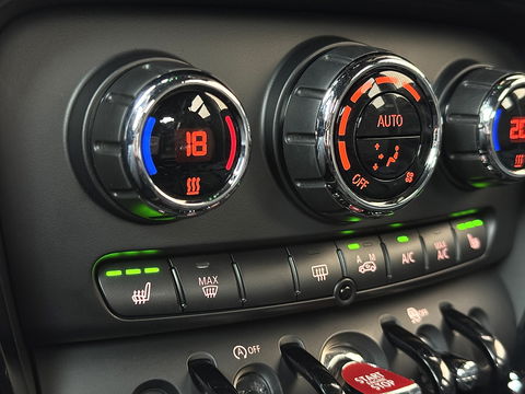 MINI Clubman 1.5 One Pepper Serious Business | Stoelverwarming | Keyless Go / Keyless Entry | Airconditioning | 17" Lichtmetaal | Parkeersensoren | Bluetooth | Isofix | Elektrische Ramen |