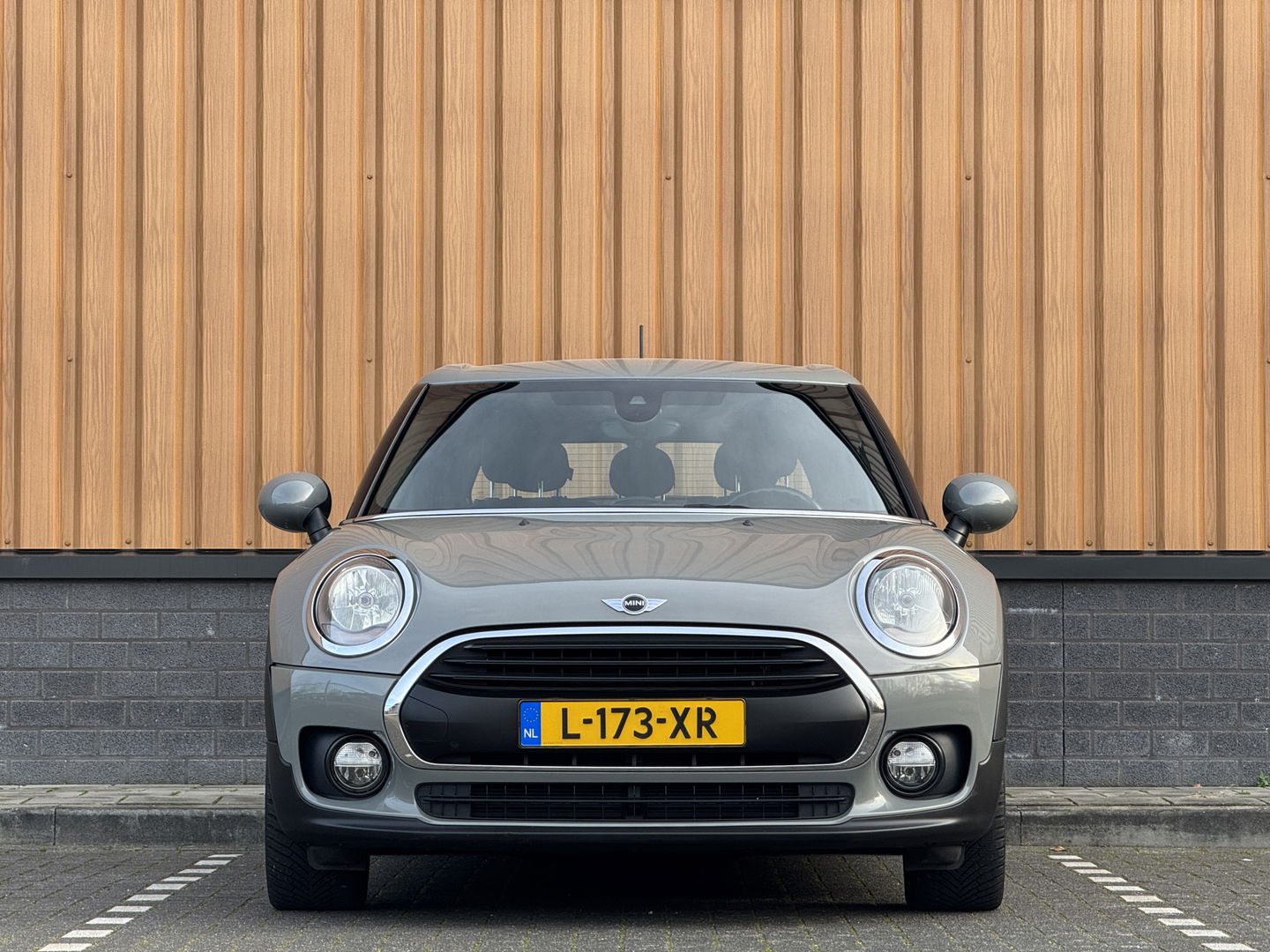 MINI Clubman 1.5 One Pepper Serious Business | Stoelverwarming | Keyless Go / Keyless Entry | Airconditioning | 17" Lichtmetaal | Parkeersensoren | Bluetooth | Isofix | Elektrische Ramen |