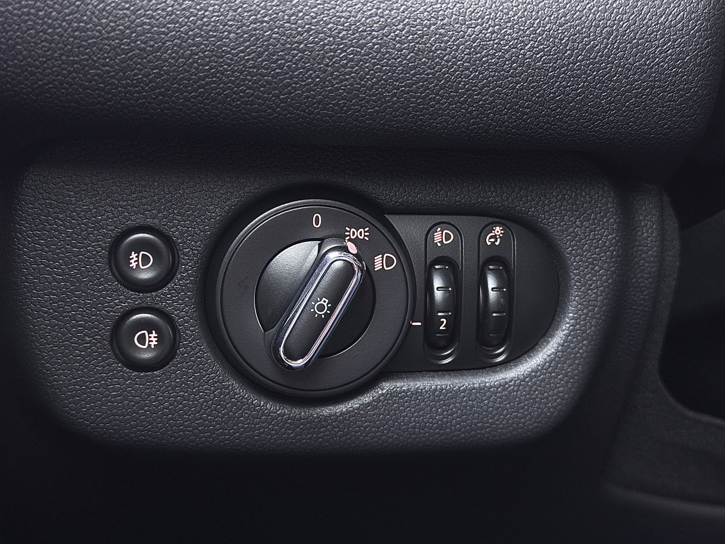 MINI Clubman 1.5 One Pepper Serious Business | Stoelverwarming | Keyless Go / Keyless Entry | Airconditioning | 17" Lichtmetaal | Parkeersensoren | Bluetooth | Isofix | Elektrische Ramen |