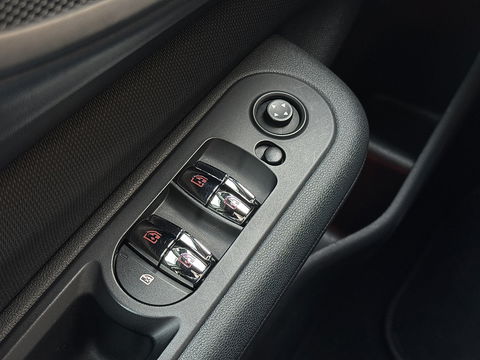 MINI Clubman 1.5 One Pepper Serious Business | Stoelverwarming | Keyless Go / Keyless Entry | Airconditioning | 17" Lichtmetaal | Parkeersensoren | Bluetooth | Isofix | Elektrische Ramen |