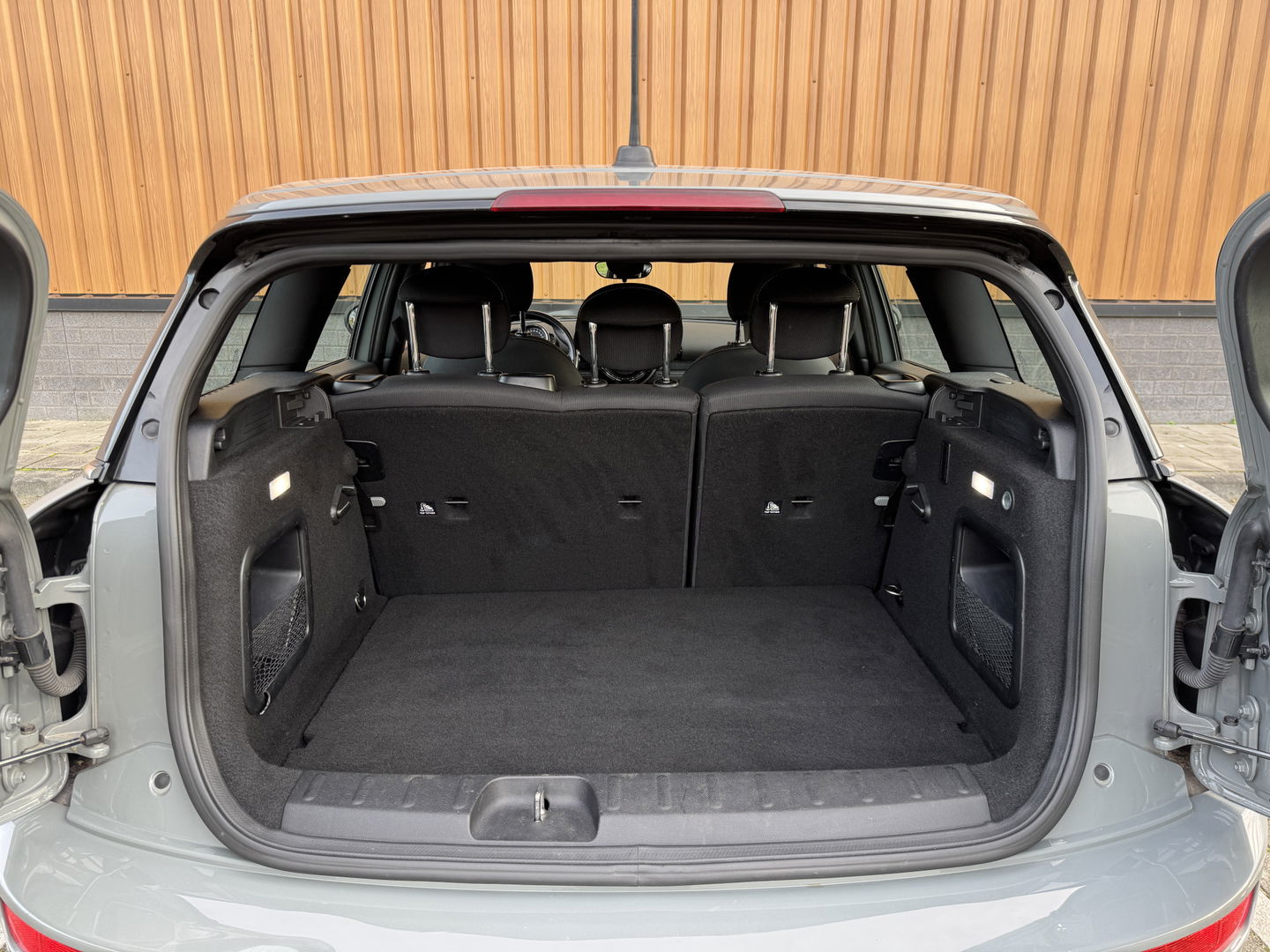 MINI Clubman 1.5 One Pepper Serious Business | Stoelverwarming | Keyless Go / Keyless Entry | Airconditioning | 17" Lichtmetaal | Parkeersensoren | Bluetooth | Isofix | Elektrische Ramen |