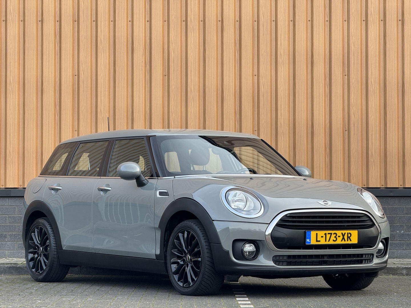 MINI Clubman 1.5 One Pepper Serious Business | Stoelverwarming | Keyless Go / Keyless Entry | Airconditioning | 17" Lichtmetaal | Parkeersensoren | Bluetooth | Isofix | Elektrische Ramen |