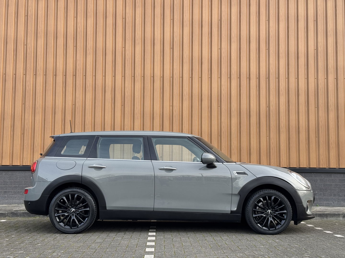 MINI Clubman 1.5 One Pepper Serious Business | Stoelverwarming | Keyless Go / Keyless Entry | Airconditioning | 17" Lichtmetaal | Parkeersensoren | Bluetooth | Isofix | Elektrische Ramen |