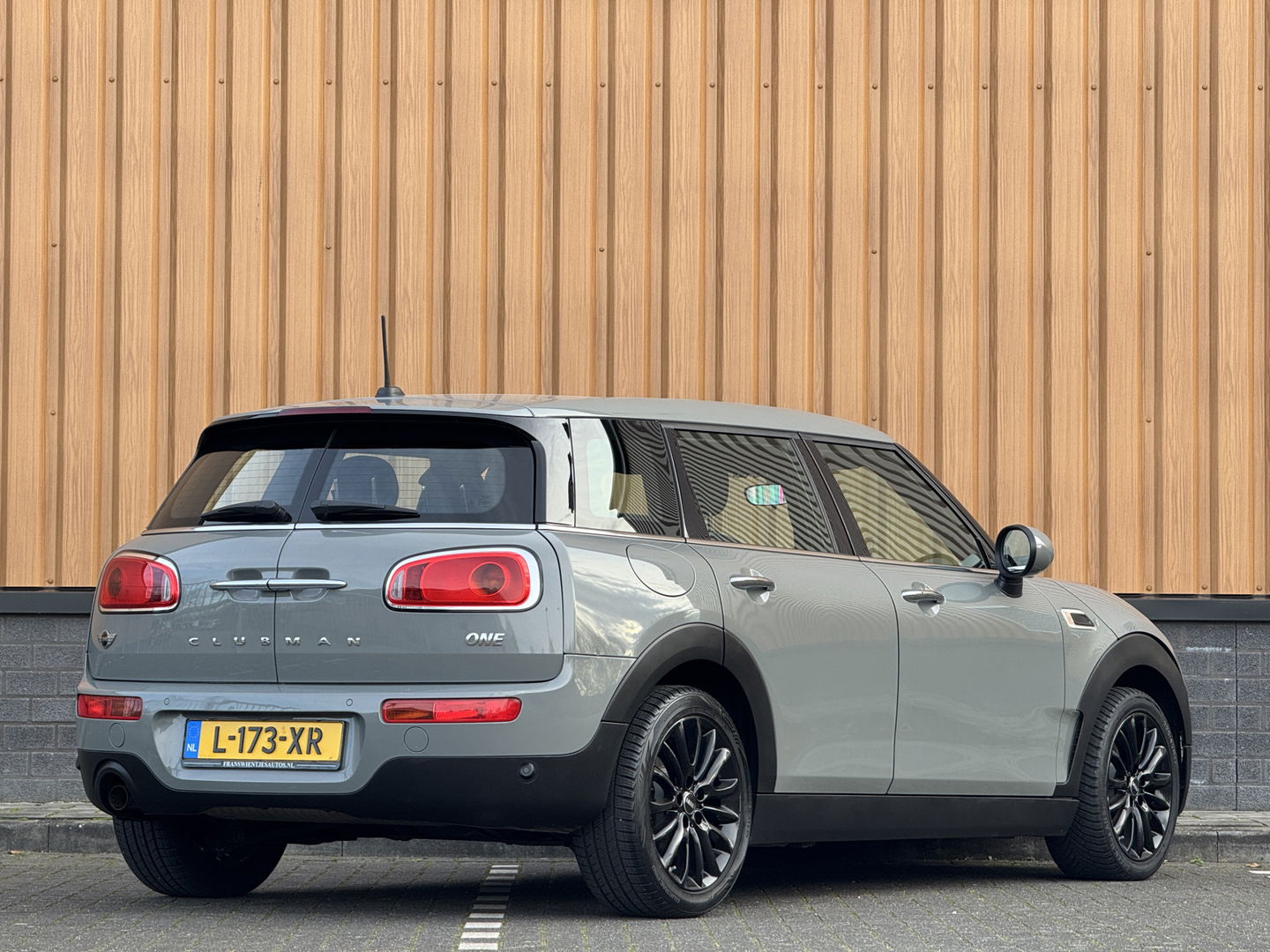 MINI Clubman 1.5 One Pepper Serious Business | Stoelverwarming | Keyless Go / Keyless Entry | Airconditioning | 17" Lichtmetaal | Parkeersensoren | Bluetooth | Isofix | Elektrische Ramen |