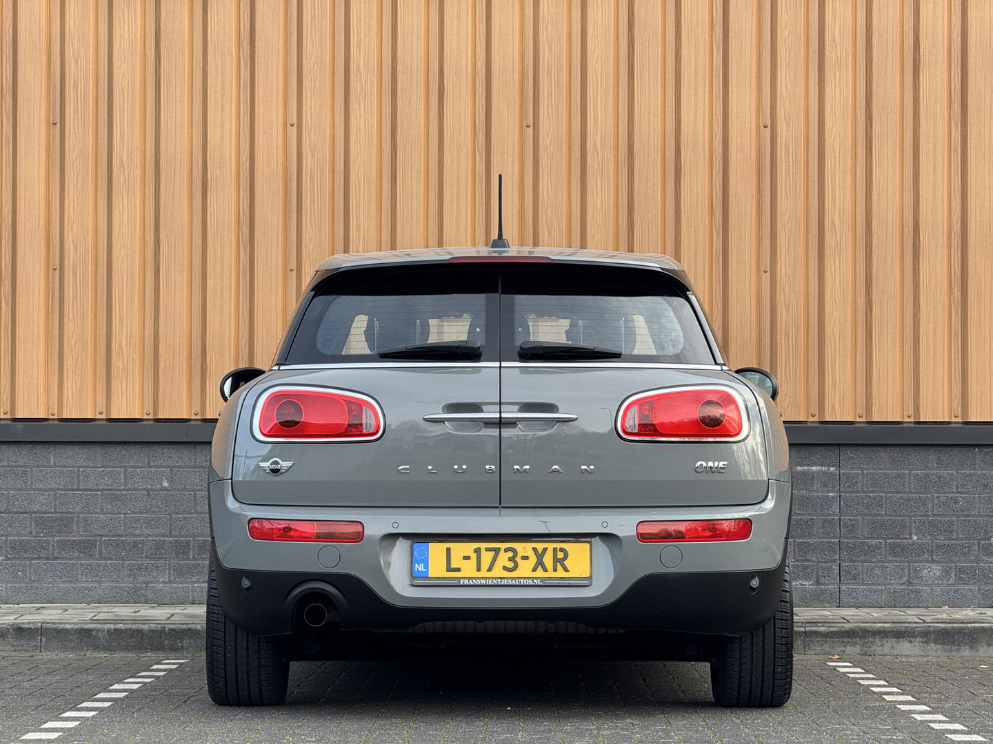 MINI Clubman 1.5 One Pepper Serious Business | Stoelverwarming | Keyless Go / Keyless Entry | Airconditioning | 17" Lichtmetaal | Parkeersensoren | Bluetooth | Isofix | Elektrische Ramen |