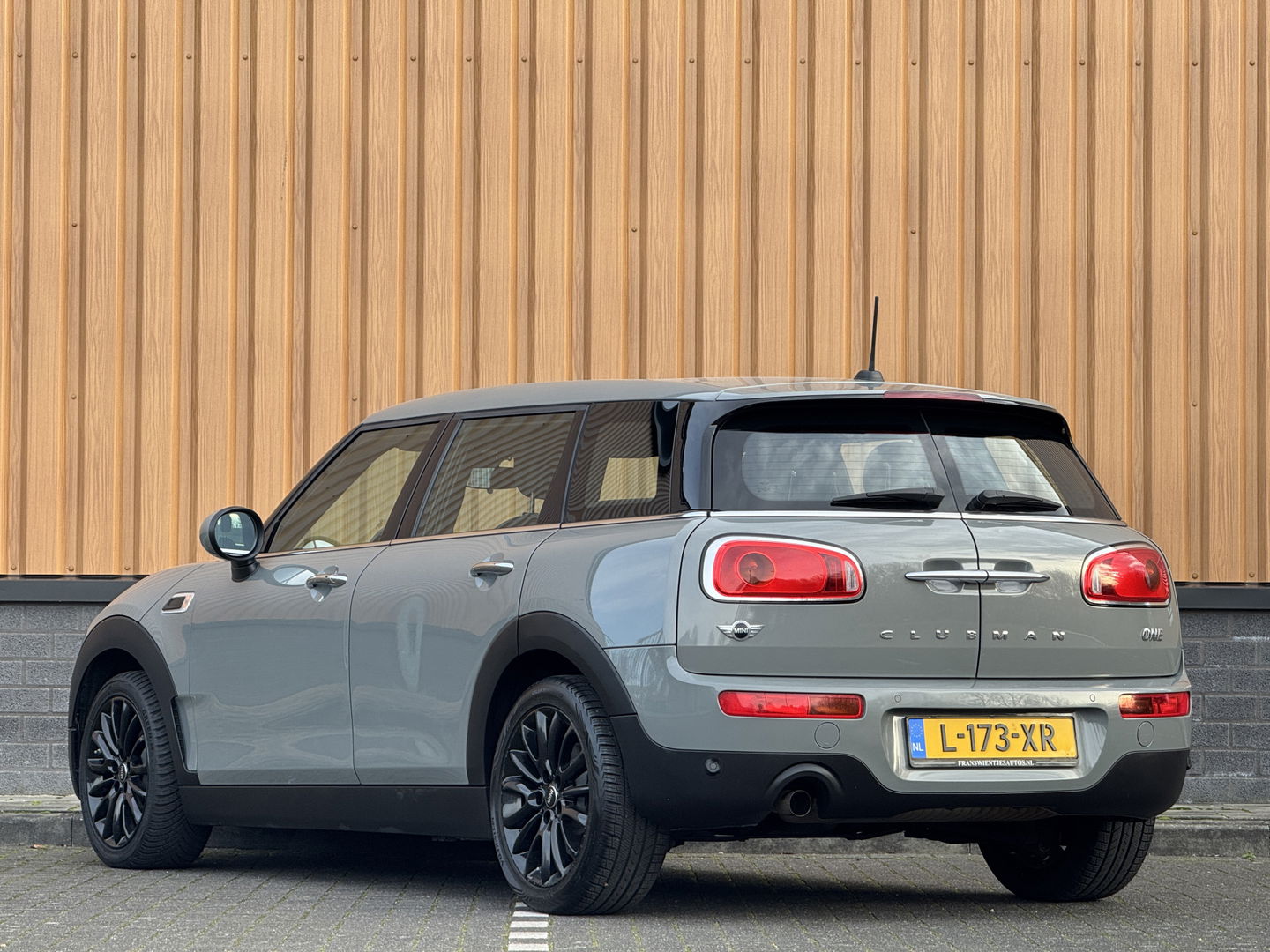 MINI Clubman 1.5 One Pepper Serious Business | Stoelverwarming | Keyless Go / Keyless Entry | Airconditioning | 17" Lichtmetaal | Parkeersensoren | Bluetooth | Isofix | Elektrische Ramen |