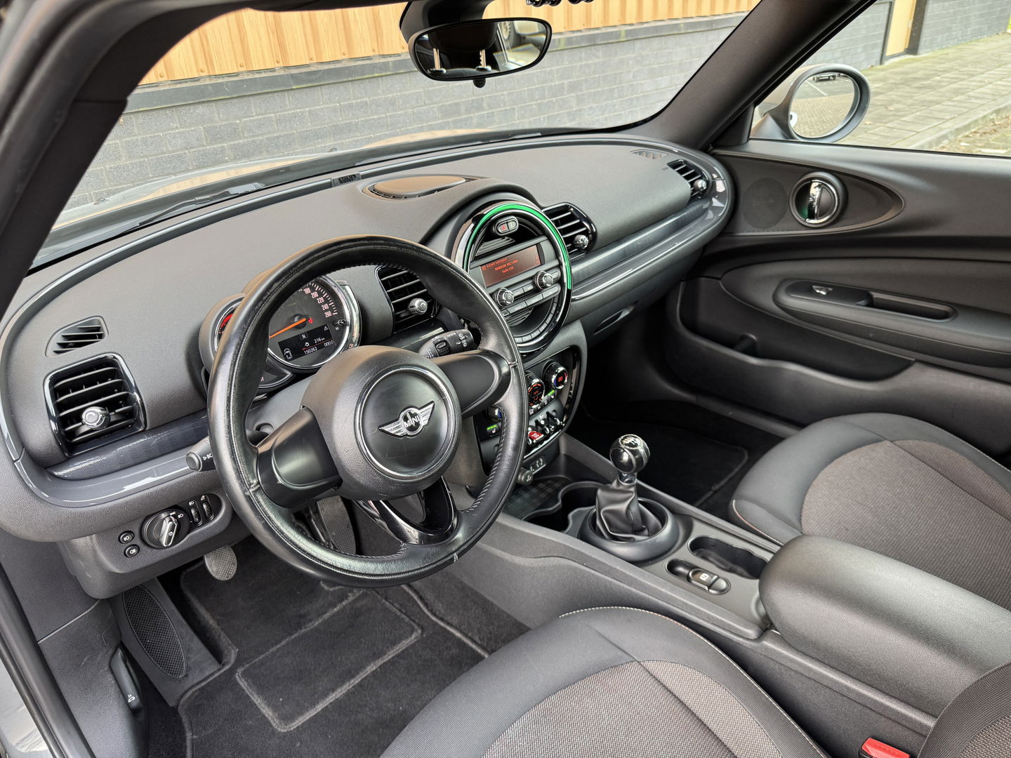 MINI Clubman 1.5 One Pepper Serious Business | Stoelverwarming | Keyless Go / Keyless Entry | Airconditioning | 17" Lichtmetaal | Parkeersensoren | Bluetooth | Isofix | Elektrische Ramen |