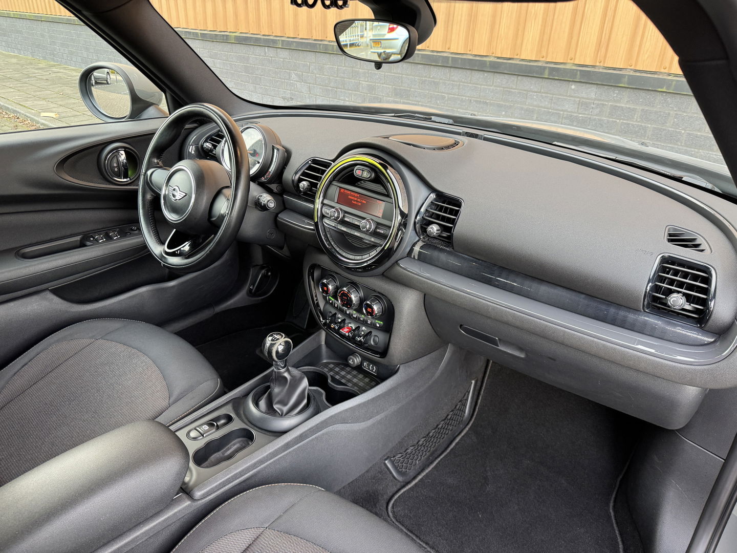 MINI Clubman 1.5 One Pepper Serious Business | Stoelverwarming | Keyless Go / Keyless Entry | Airconditioning | 17" Lichtmetaal | Parkeersensoren | Bluetooth | Isofix | Elektrische Ramen |